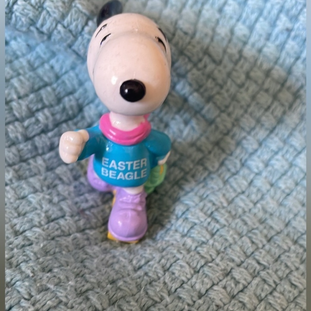 Whitman Snoopy Figure PVC Easter Beagle.